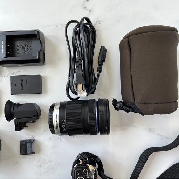 Olympus PEN E-P3 Mirrorless Digital Camera with Accessories and 2 Zoom Lenses - Picture 7 of 16